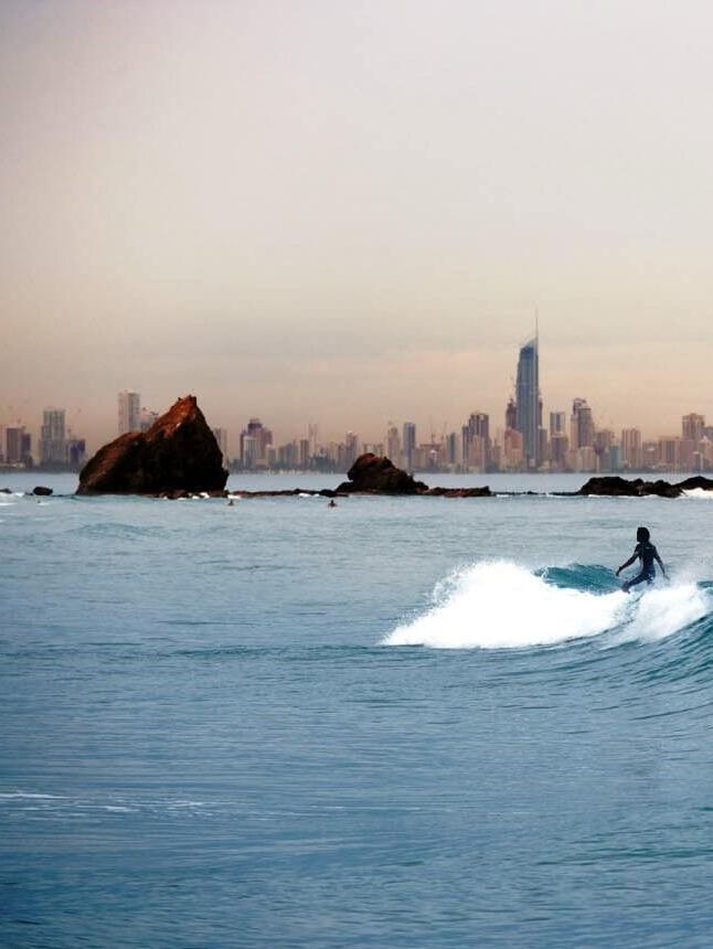 Surfer an der Gold Coast Australiens
